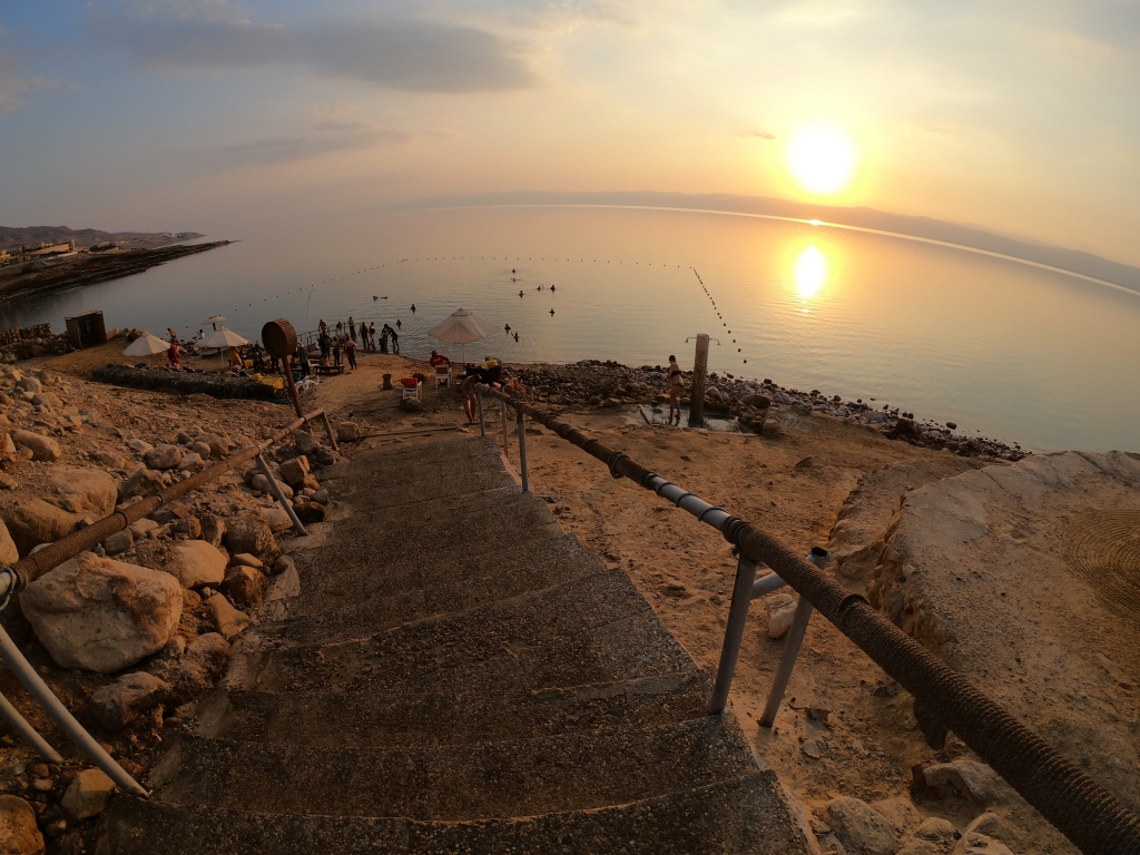 Čo vedieť pred cestou do Jordánska - pohľad na Mŕtve more