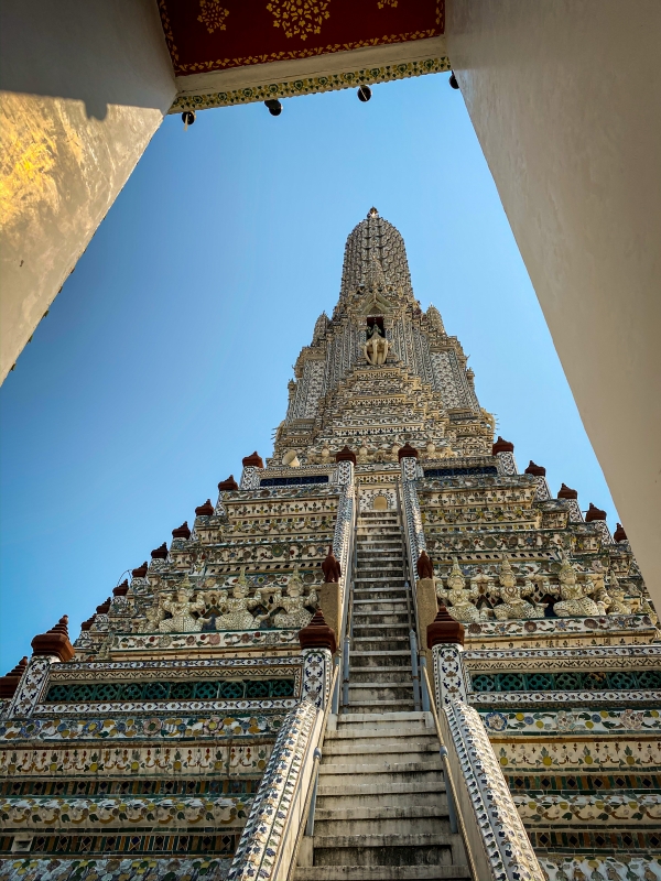 Schody na vežu vo Wat Arun