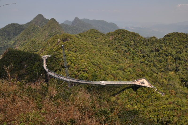 Cesta na Langkawi, pohľad na most Sky Bridge z vrcholnej stanice lanovky