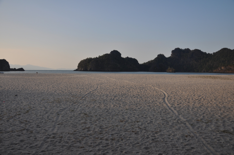 Cesta na Langkawi, pohľad na bielu pieskovú pláž Tanjung Rhu na ostrove Langkawi pri západe slnka