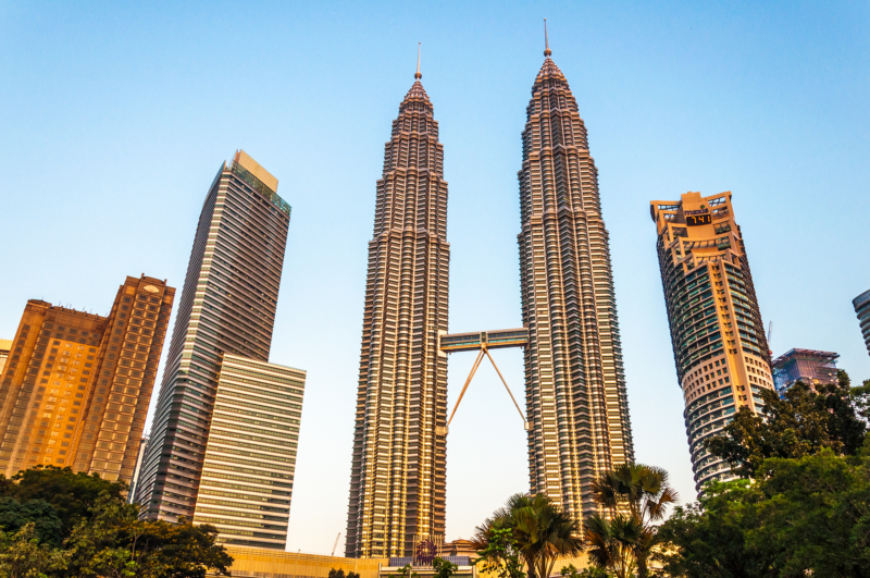 Pohľad na veže Petronas Towers, ktoré vo výške spája most