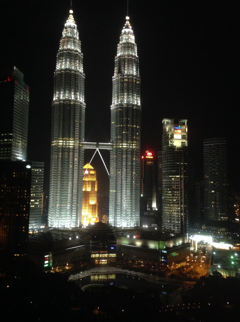 Zápisky z ciest: Kuala Lumpur - nočný pohľad na nasvietené dvojičky Petronas Towers
