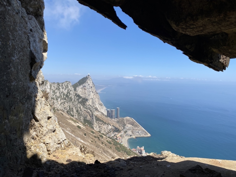 Výlet na Gibraltár - vyhliadka zo skál na tzv. Skalu (the Rock), pod ktorou su výškové budovy a more