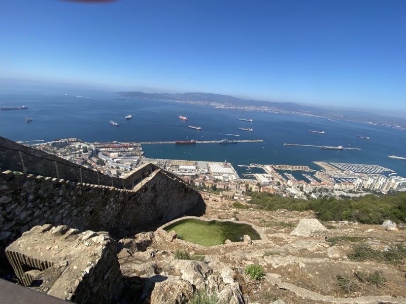 Výlet na Gibraltár - pohľad na hradby a schody smerujúce dole do centra mesta
