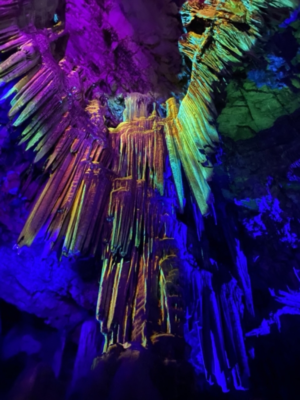 Výlet na Gibraltár - v jaskyni sú farebne nasvietené stalagtity, ktoré evokujú dojem, že nad človekom stojí anjel