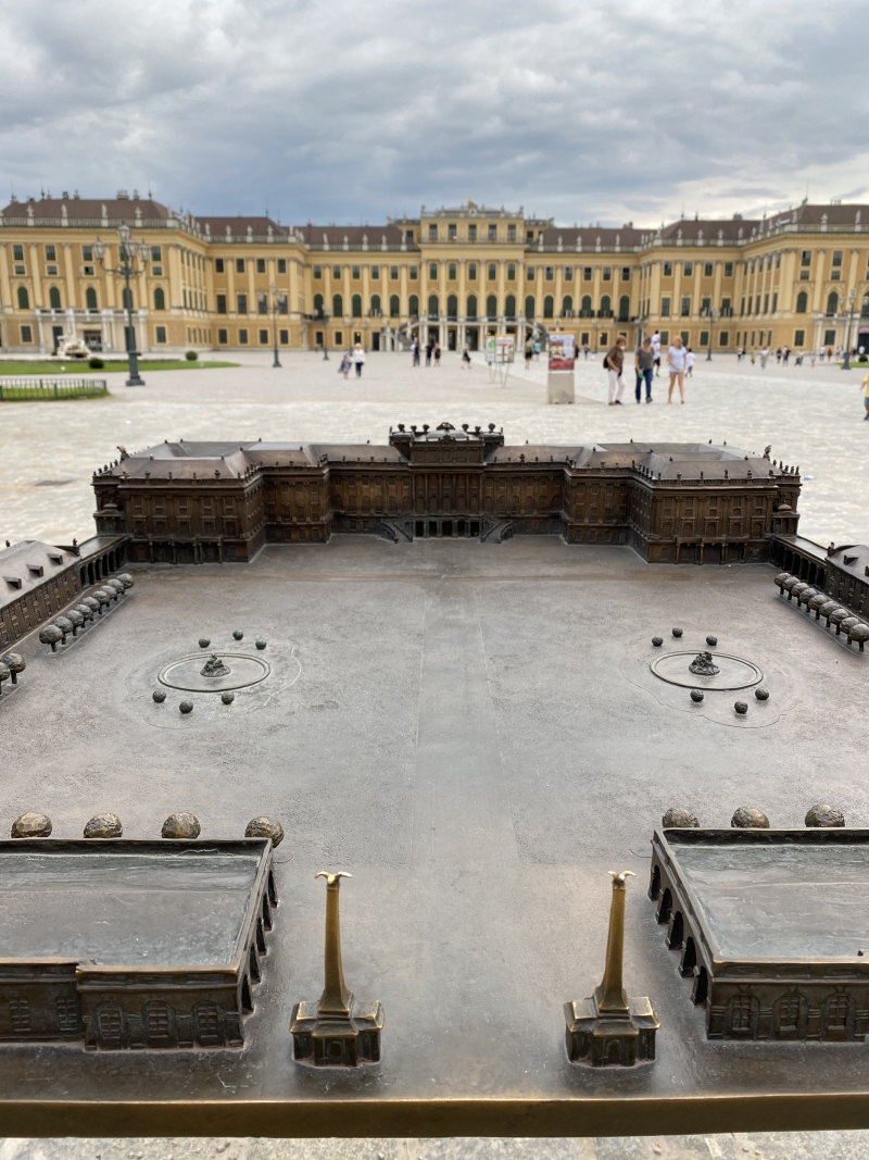 Viedeň: v popredí fotografie je maketa paláca Schönbrunn a v pozadí samotný palác