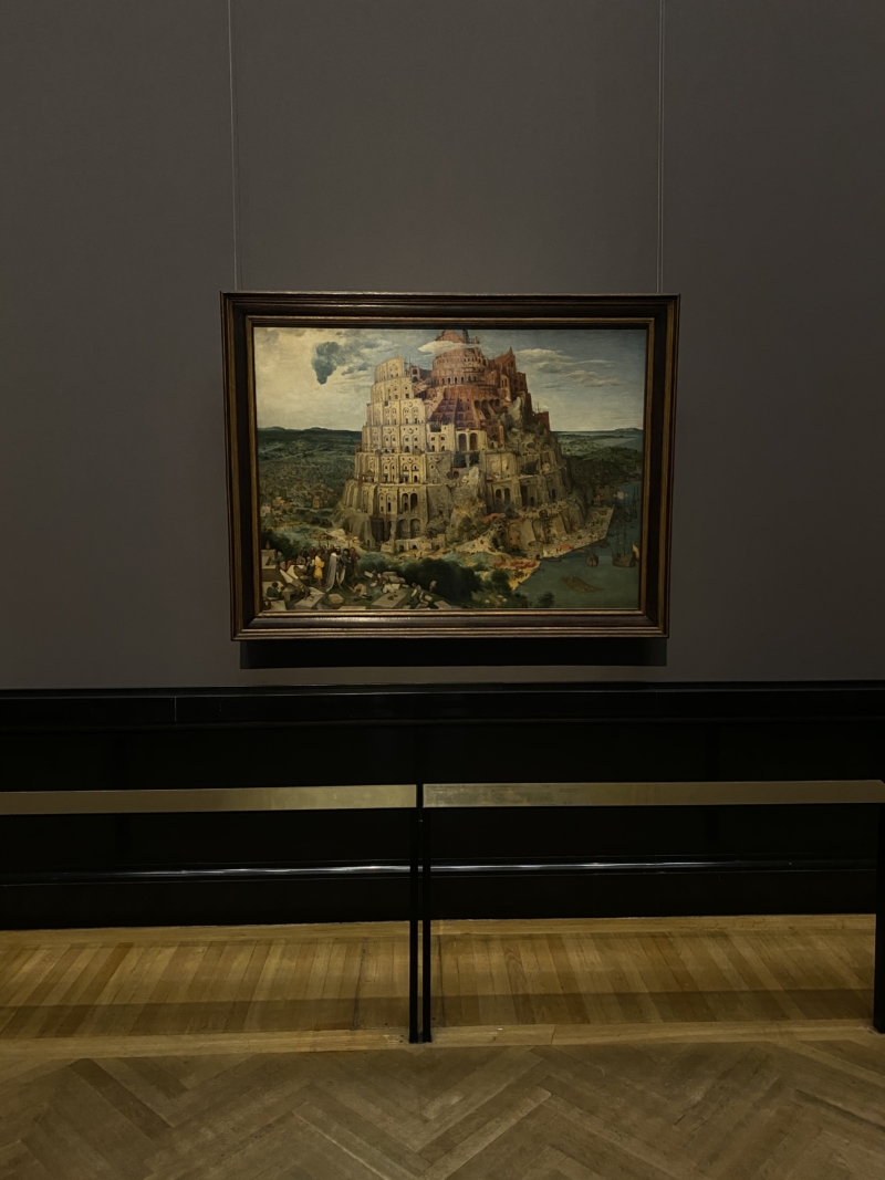 Viedeň: čo vidieť za deň - pohľad na obraz uprostred miestnosti, na ktorom je zobrazená Babylonská veža od maliara Brueghela