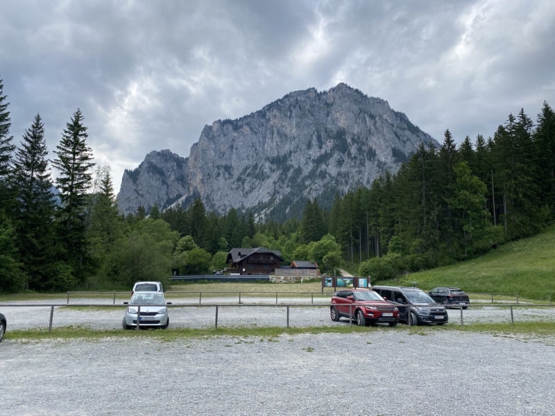 Pohľad na parkovisko pri Grüner See a v pozadí pohorie Hochschwab