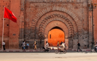 Marakéš - pohľad na bránu cez hradby do starého mesta