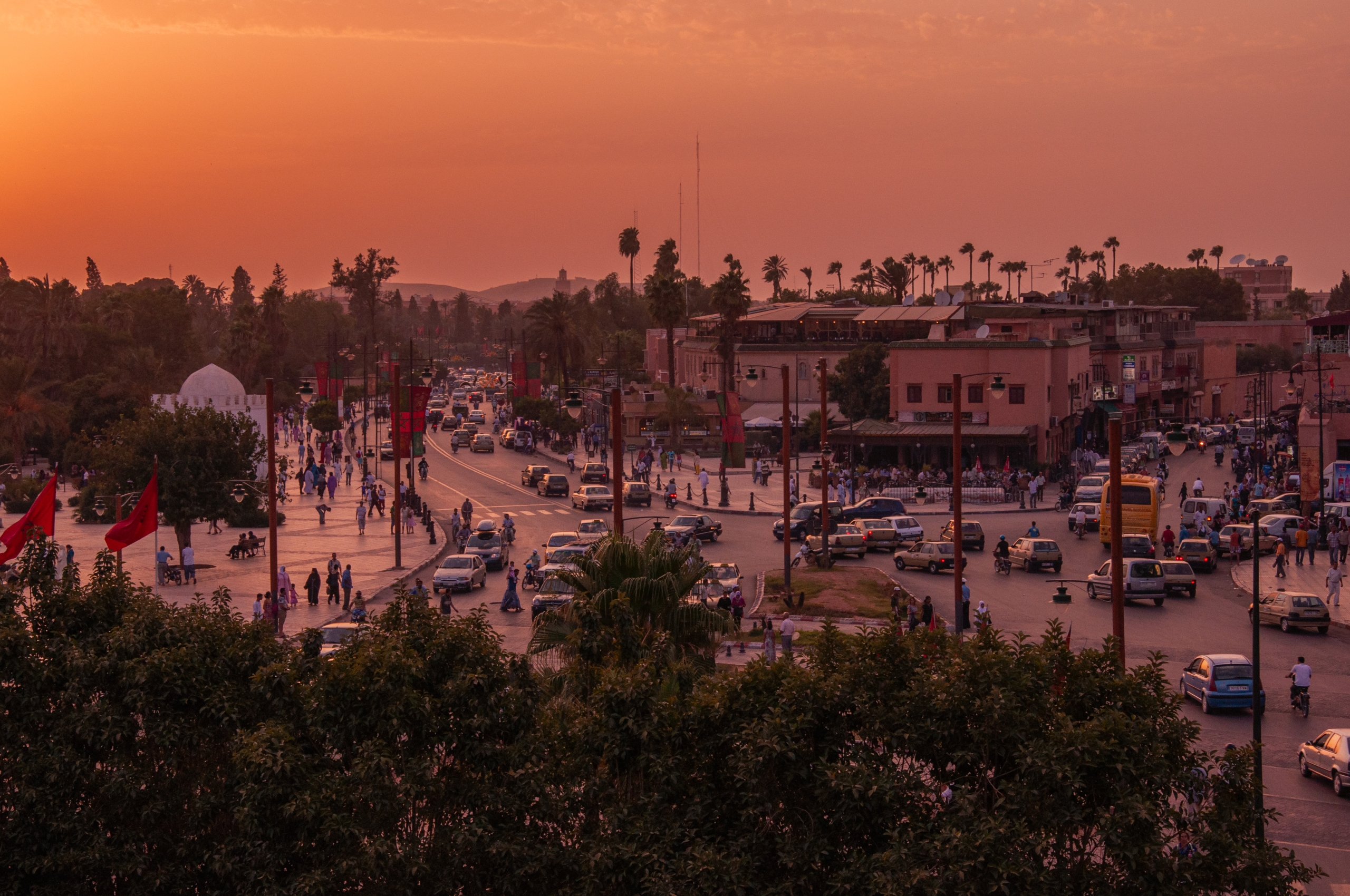 Marrakéš - západ slnka a pohľad na rušnú ulicu