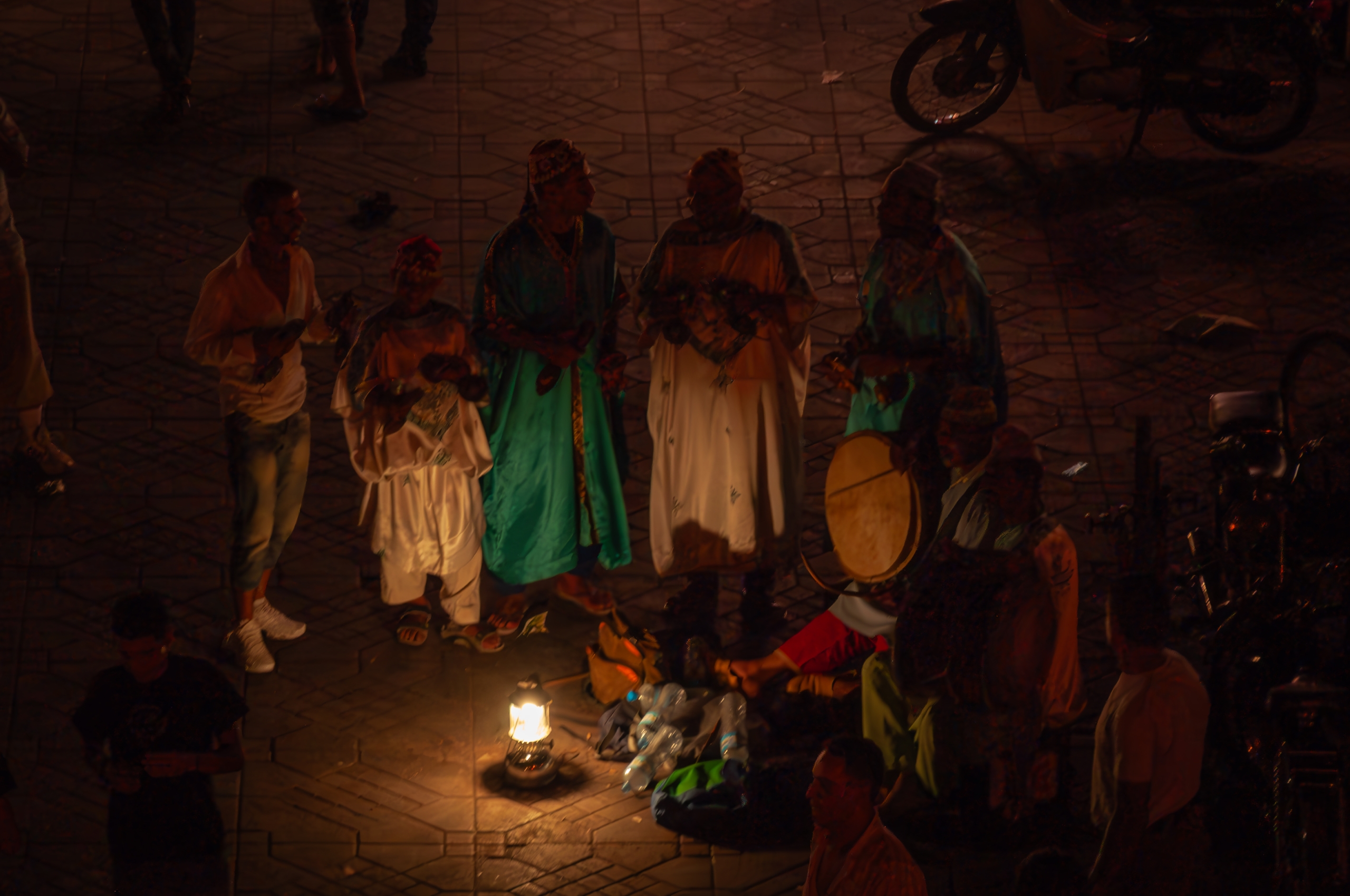 Marakéš - hudobníci v polotme na námestí Džemá el-Fna alebo po slovensky Námestie mŕtvych.