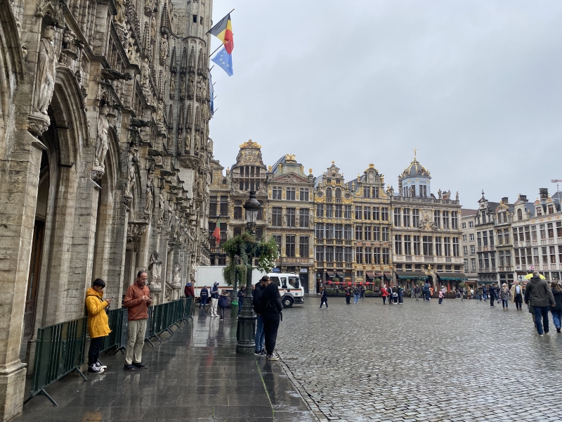 upršaný deň na námestí Grand-Place v Bruseli