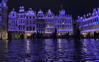 Pohľad na nočné hlavné námestie v Bruseli nasvietené na fialovo