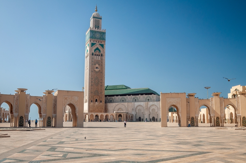 Casablanca - pohľad na rozľahlé námestie v strede je mešita s vysokým minaretom