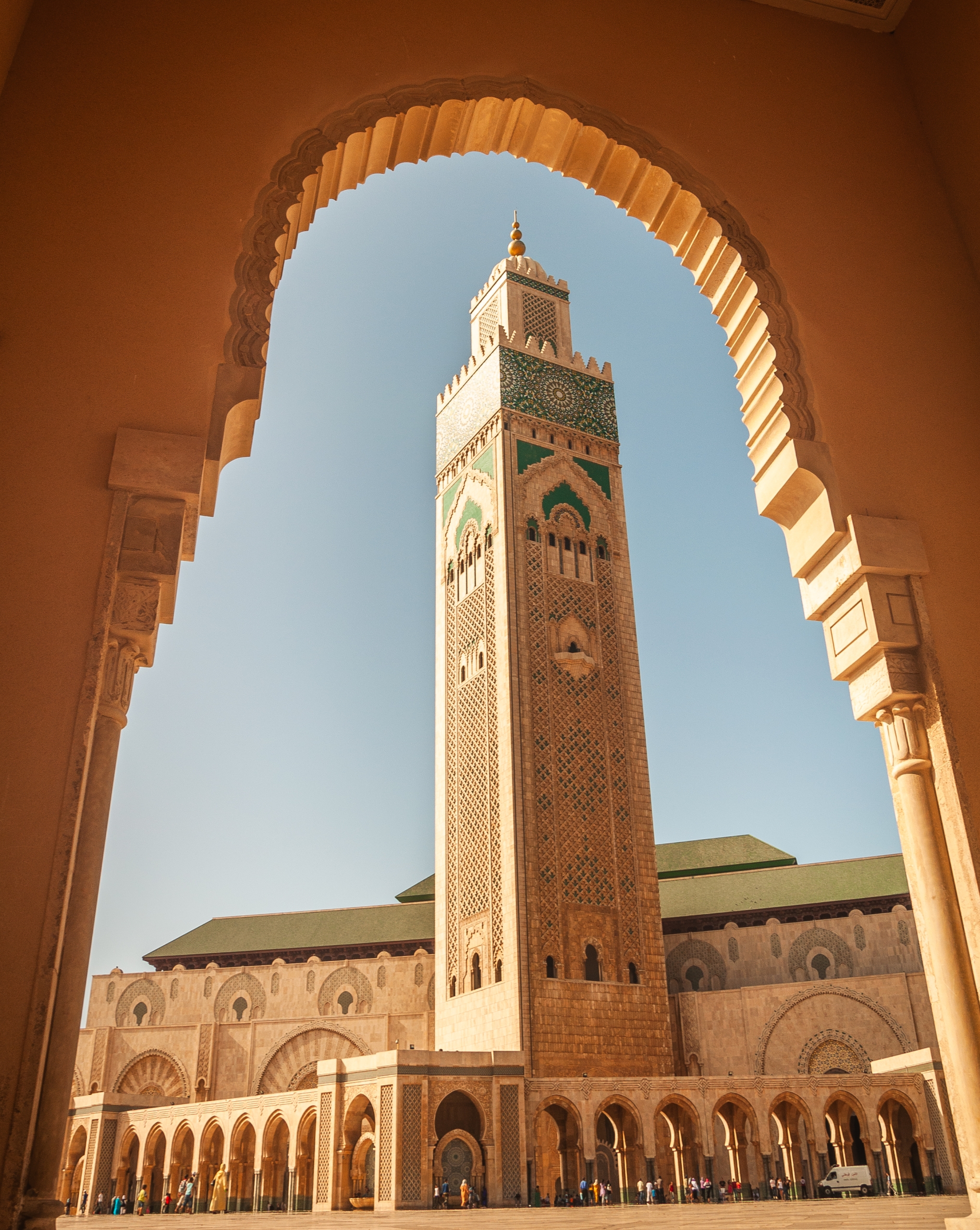 Z Casablancy do Fésu: Pohľad cez oblúk na vysoký minaret mešity
