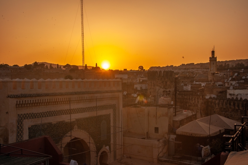 Západ slnka a vľavo známa mestská brána Bab Boujeloud v Fese