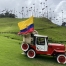 Valle de Cocora - červené staré auto s kolumbijskou vlajkou a v pozadí štíhle a vysoké voskové palmy na kopci