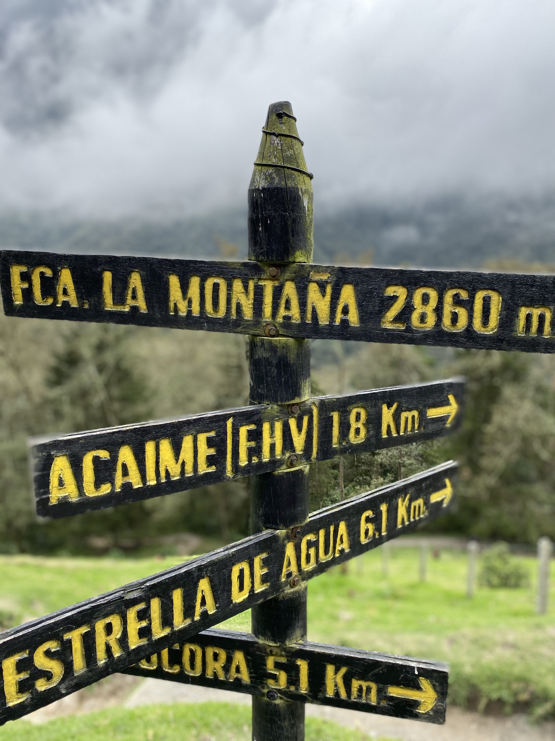 Valle de Cocora - smerová tabuľa s nadmorskými výškami