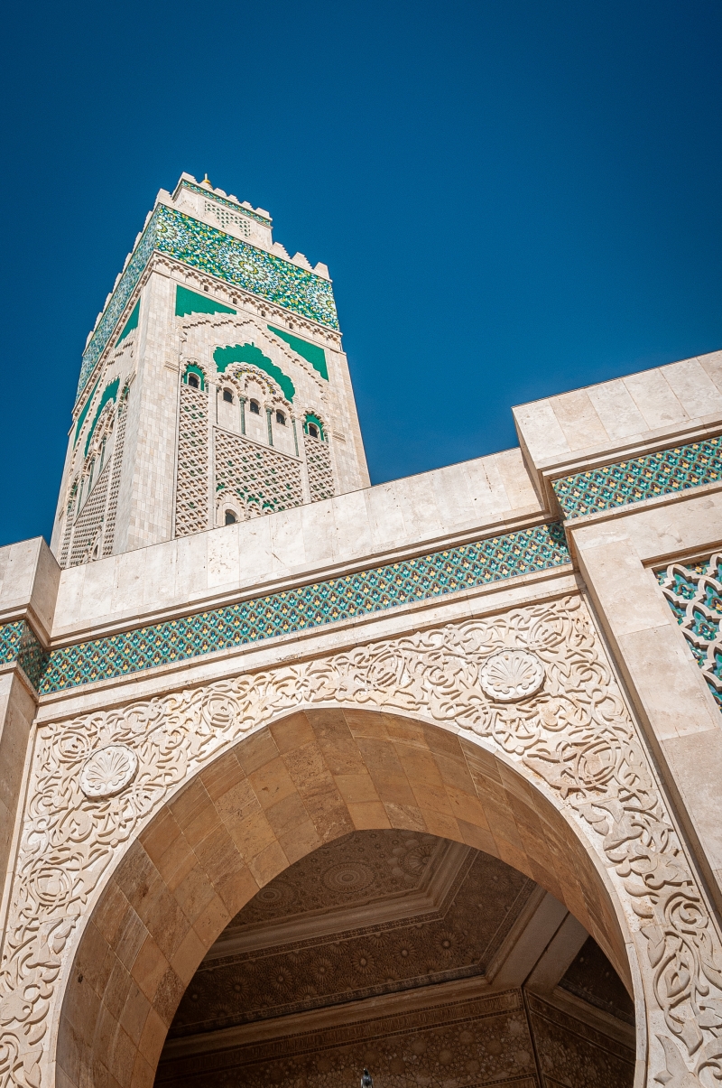 Z Casablancy do Fésu: Spodný pohľad na obrovský minaret mešity Hasana II. v Casablance