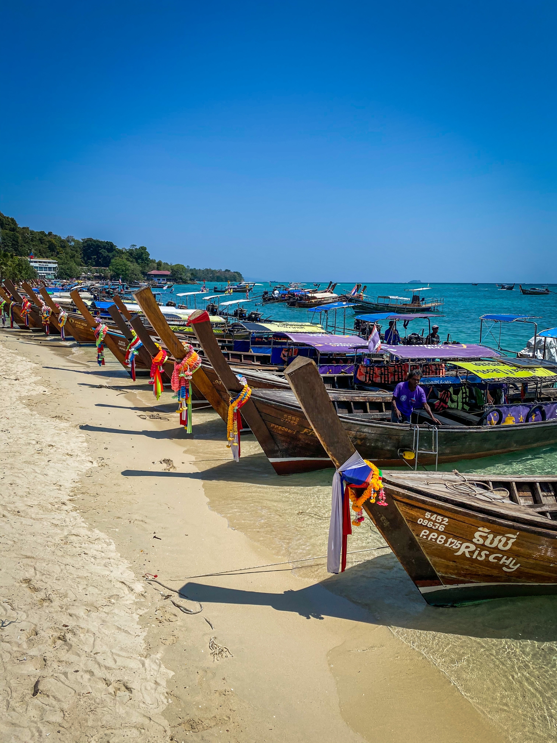 Drevené loďky zaparkované na brehu more