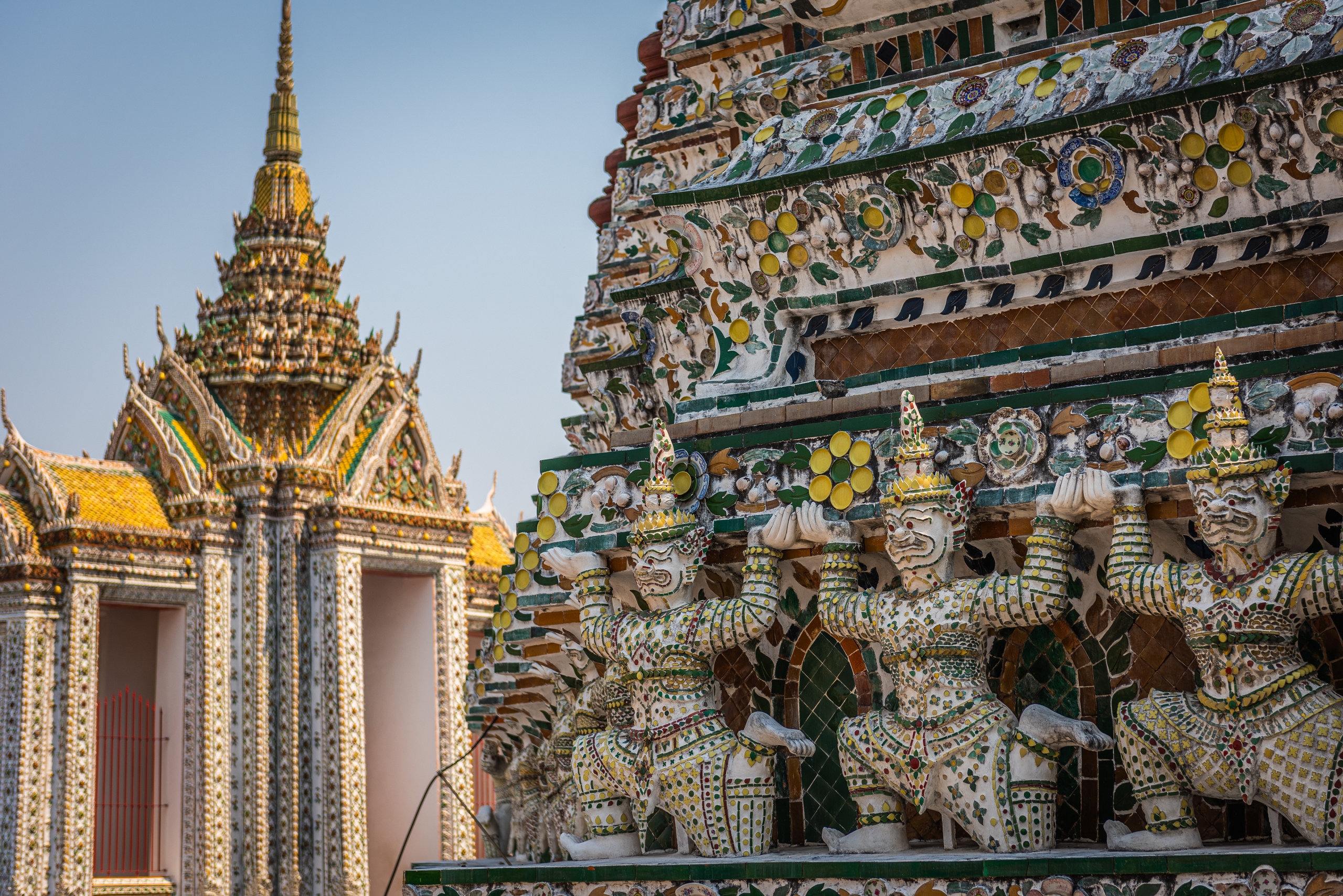 Itinerár na 14 dní po Thajsku - jakšovia a opice v pozadí stúpa chrámu Wat Arun (Chrámu úsvitu)